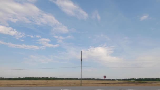 Панорама Лесных Угодий Облаков Автодорожным Движением Весной Сельской Местности Грузии — стоковое видео