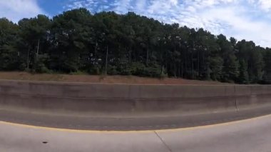 Stone Mountain, Ga USA - 10 08 20: FPV 285 beton bölme üzerinde ilerliyor 