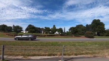 Stone Mountain, Ga USA - 10 08: 20: POV otoyolundaki yan görüş trafiği - yavaş çekim sokak manzaralarında tel kılavuz engeli ve trafik