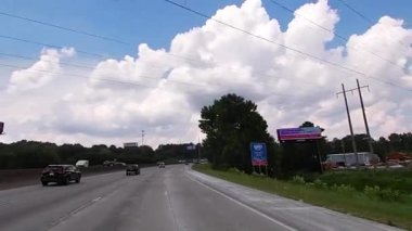 Cobb County, Ga USA - 08 06 20: POV FPV Atlanta Gürcistan 'da 285 nolu yolda gidiyor - 15 nolu çıkış işareti