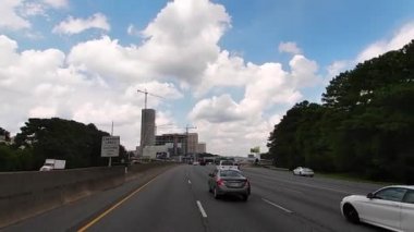 Atlanta, Ga USA - 08 06: 20: POV FPV orta trafik inşaatı ve modern binalarda eyaletler arası 285 nolu yolda gidiyor