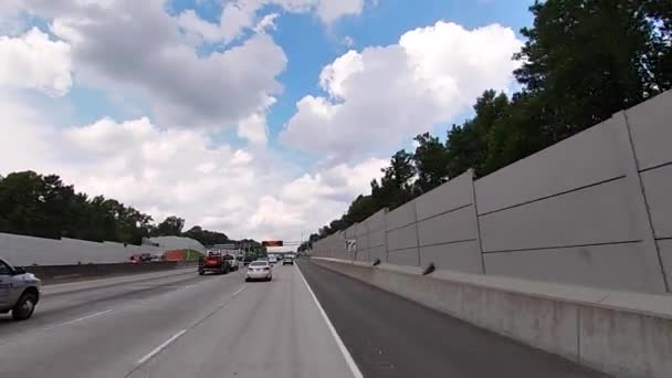 アトランタ ガインUsa Pov Fpvは 州間高速道路のオーバーヘッドボード上のアトランタジョージアコロナウイルス警告メッセージで285に運転 — ストック動画