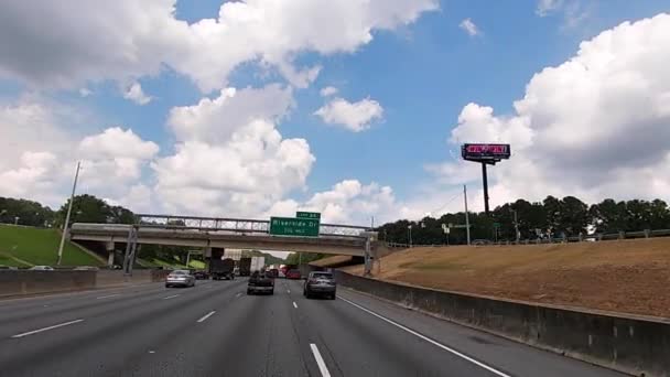 Atlanta Usa Pov Fpv Conduciendo Interestatal 285 Convoy Semirremolques Rojos — Vídeo de stock