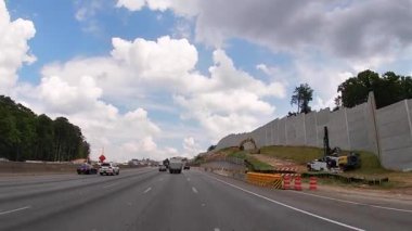 Atlanta, Ga USA - 08 06 20: Orta trafik ağır inşaat bölgesinde 285 nolu otoyolda trafik