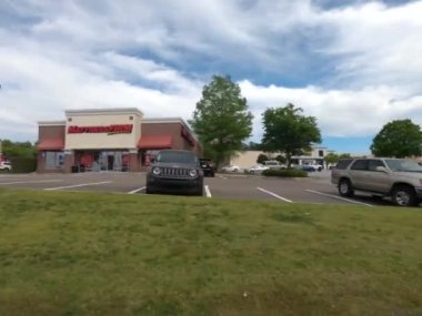 Augusta, Ga USA - 04: 30 Sokak Tava Firması perakende satış mağazası Bulutlu bir günde park edilmiş arabalar