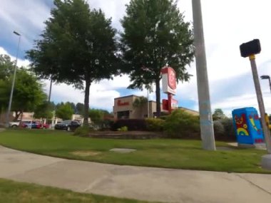 Augusta, Ga USA - 04: 30 Chick Fil A restoranının çevresindeki sokak tavası ve garsoniyer minibüsleri