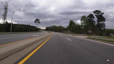 Augusta, Ga USA - 04 08: 21: POV FPV yeni dizayn edilmiş bir yolda fırtına bulutlu seyyar evleri olan Windsor Spring Road