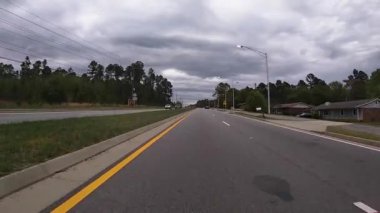 Augusta, Ga USA - 04 08: 21: POV FPV yeni tasarlanmış bir yolda ilerliyor.