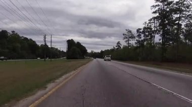 Augusta, Ga USA - 04 08: 21: POV FPV yeni tasarlanmış bölünmüş bir yolda gidiyor - Windsor Spring Yolu