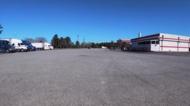  Burke County, Ga USA - 03 08: 21: Arka otopark manzaralı kamyon durağı ve arka planda trafik