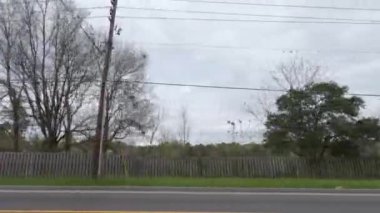 Augusta, Ga USA - 03: 30 Sokak trafiği ve uzun kahverengi eskimiş ahşap çit - Barton Şapel Yolu