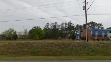 Augusta, Ga USA - 04 10 21: Pan of South Vintage Rettro 70 'ler tarzı kentsel apartmanlar - Eski McDuffie Dağı Yolu