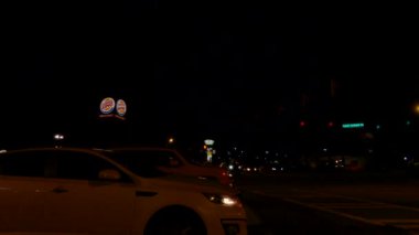 Augusta, Ga USA - 04 11: 21: Burger King gökyüzü işareti ve trafik gece kırmızı ışıkta durdu