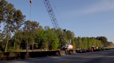 Augusta, Ga USA - 04: 15: 21: Bir yol köprüsü şantiyesinde yürüyen işçiler ve yoğun trafik