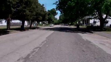 Augusta, Ga USA - 04: 18: POV FPV Harrisburg şehir merkezinden geçiyor.