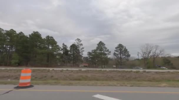Augusta Usa Pan Tráfico Una Carretera Rural Conos Construcción Naranja — Vídeos de Stock
