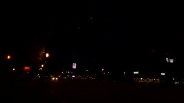 Augusta, Ga USA - 02121: Trafik ve şehir arkaplanı gece restoran ve işyerlerinin ışıklarını yaktı