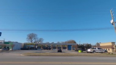 Augusta, Ga USA - 02-16-21: Eski moda alışveriş merkezinin perakende satış mağazası benzin istasyonu fiyatı 2.35 ve trafik - Washington Road 