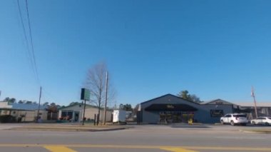 Augusta, Ga USA - 02-16-21: Eski moda alışveriş merkezinin perakende satış mağazası benzin istasyonu fiyatı 2.35 ve trafik - Washington Road 