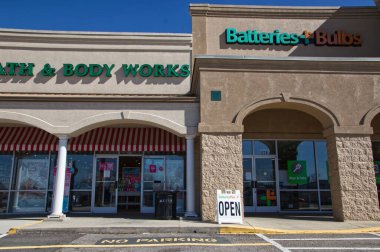 Augusta, Ga USA - 03 04: 21: Bataryalar artı açık tabela mağazası - Robert C. Daniel Parkway