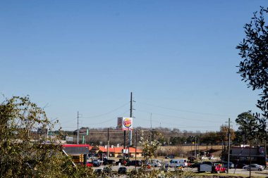 Augusta, Ga USA - 03 04: 21: trafik manzarası ve Burger King gökyüzü tabelası - Windsor Spring Road 