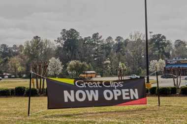 Augusta, Ga USA - 03-17 17: Great Clips kuaför salonu sokak afişi. 