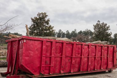 Augusta, Ga USA - 03-17 17: Şehir sahnesi kütüklerle dolu kırmızı üstü açık bir çöp bidonu 