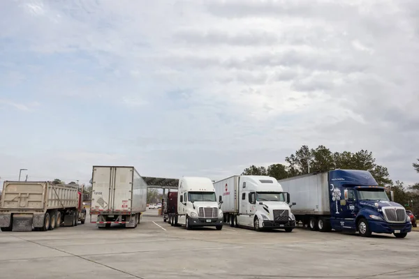 Augusta Usa Uma Fila Semi Caminhões Estacionados Uma Parada Caminhão — Fotografia de Stock