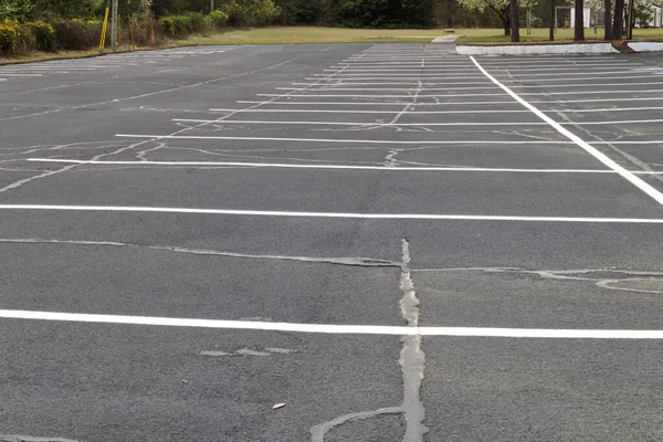 Ein Leerer Gepflasterter Reparierter Parkplatz Mit Weißen Linien Und Naturhintergrund — Stockfoto