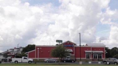 Waynesboro, Ga USA - 07 01: 21: Zaxby restoranının yan görüntüsü bulutlu gökyüzüne doğru sür