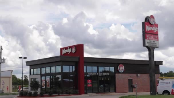 Waynesboro Usa Verkeer Bij Wendys Fast Food Restaurant Een Bewolkte — Stockvideo