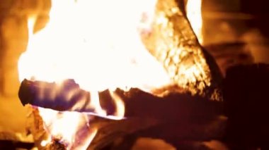 Şöminenin içinde yanan odunları ateşle. Güzel arka plan dokusu. 