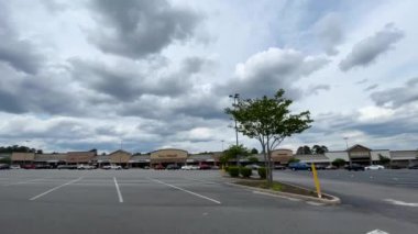 Augusta, Ga USA 04: 21: Bulutlu bir günde kalabalık bir alışveriş merkezinin Pan 'ı Roses Güzellik Mağazası Planet Fitness