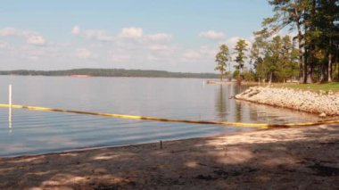 Gürcistan 'daki Thurmond Gölü' nde uzak adalarla göl manzarası