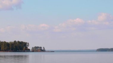 Gürcistan 'daki Thurmond Gölü' nde uzak adalarla göl manzarası