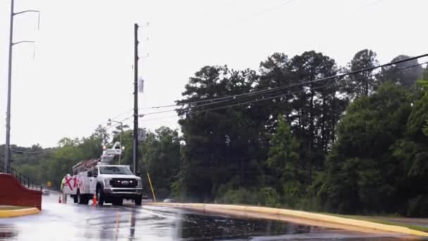 コロンビア郡 ガインUsa Xfinity技術者が土砂降りの雨の中で働く コロンビア道路 — ストック動画