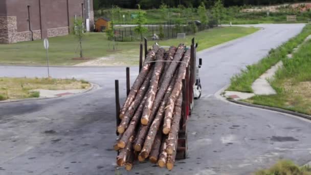 Richmond County Usa Een Log Truck Geparkeerd Een Cirkel Verkeer — Stockvideo