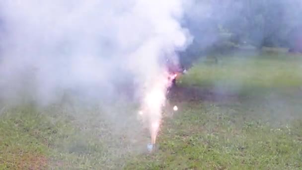 Artificii Care Explodează Într Curte Mică Artificii Lungă Durată — Videoclip de stoc