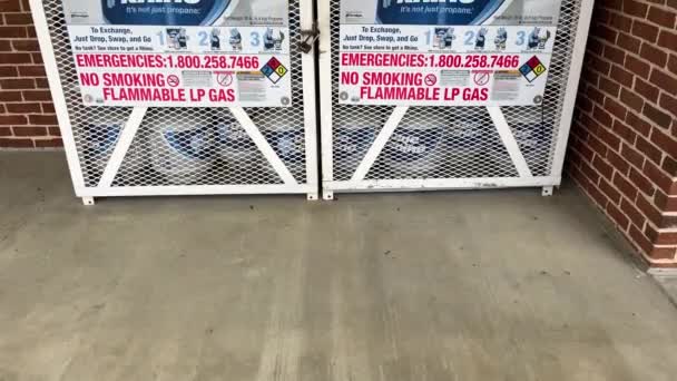Columbia County Usa Klatka Zbiornika Blue Rhino Propane Zewnątrz Budynku — Wideo stockowe
