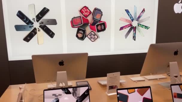 Augusta Usa Nejlepší Koupit Apple Macbooks Digitální Nástěnný Stojan Dřevěném — Stock video