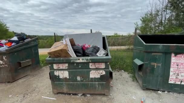 Burke County Usa Pan Řady Zelených Kontejnerů Přetékajících Domovním Odpadem — Stock video