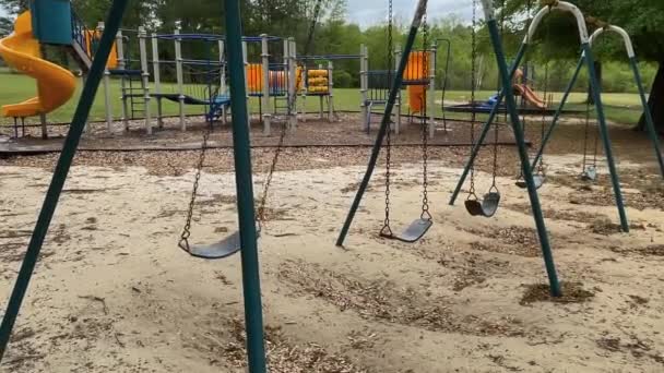 Eine Oldtimer Schaukel Bewegung Auf Der Niemand Sitzt Und Kinderpark — Stockvideo