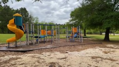 Burke County, Ga USA - 04: 15: 21: Üzerinde kimse olmayan klasik bir salıncak ve klasik bir açık hava çocuk parkı ve doğa geçmişi Pan