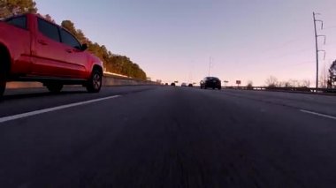 Augusta, Ga USA - 02 16: 21 POV FPV altın saat boyunca otoyolda alçaktan gidiyor - Bobby Jones Otoyolu