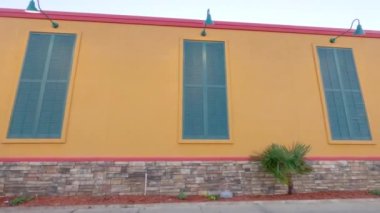 Augusta, Ga USA - 02: 16: 21 Popeyes kızarmış tavuk restoranı binası ve hat boyunca sür.