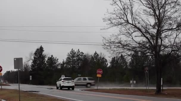 Burke County Usa Verkeer Regen Een Gevaarlijk Kruispunt Landelijk Georgia — Stockvideo
