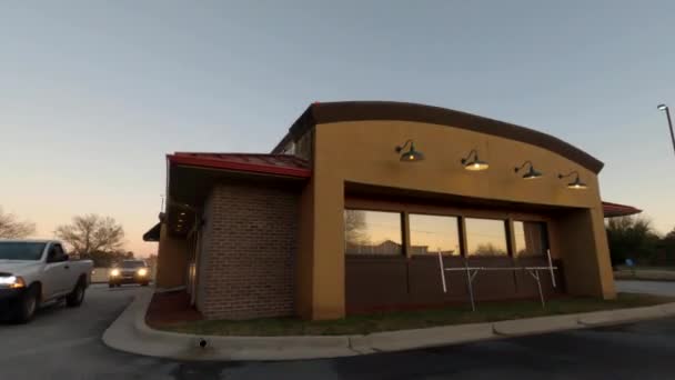 オーガスタ ガインUsa ピザハットレストランの建物の周りのパン なぜ1 — ストック動画