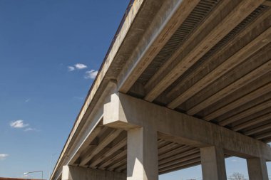 Beton bir modern köprünün altında ve mavi bir gökyüzü arkaplanı 
