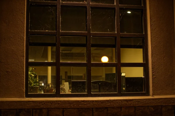 Una Ventana Sucia Del Edificio Oficinas Noche Con Reflexiones Del — Foto de Stock