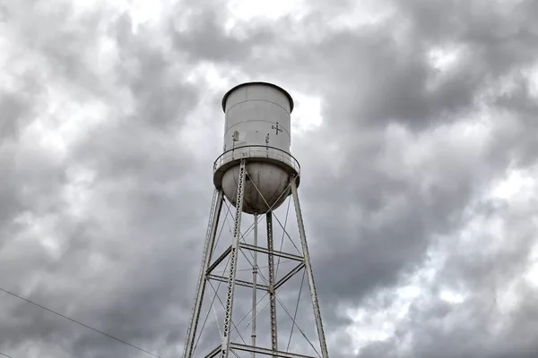 Una Vecchia Torre Acqua Retrò Vintage Bianca Cielo Nuvoloso — Foto Stock